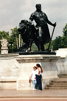 Patty & Danielle at Buckingham Palace
