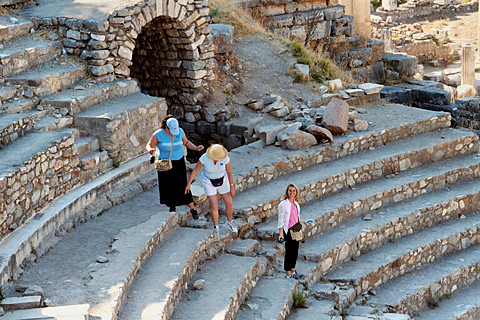the girls carefully descending the amphitheater steps